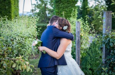Couple amoureux le jour de leur mariage à La Médicée en Haute-Savoie, prise par Thomas Vigliano photographe professionel en Savoie et Haute Savoie