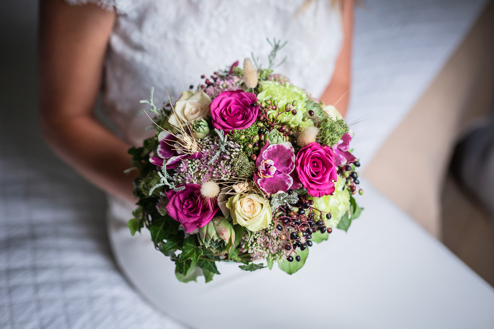 Bouquet de la mariée de couleur rose et vert, tenu par la mariée le jour de son mariage, photo prise par Thomas Vigliano Photographe à Aix les Bains