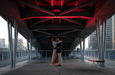 Séance photo de couple en amoureux à Paris, couple se tenant la main devant le pont des Arts, prise par le photographe professionnel Thomas Vigliano, photo de couple, romance, Paris